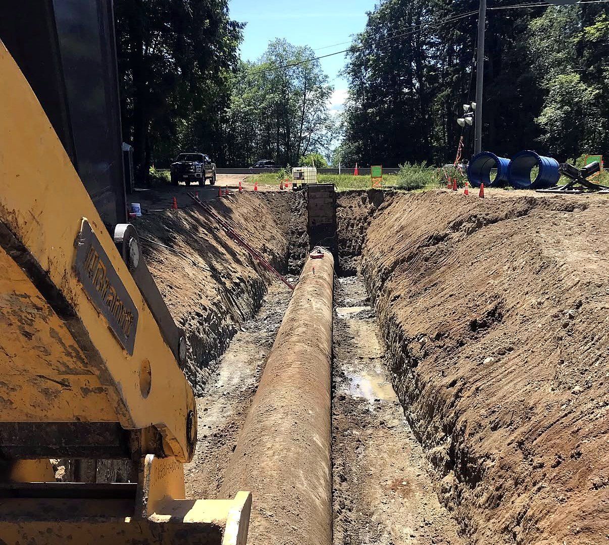 Step 1, expose: long trench with the old large-diameter pipe exposed